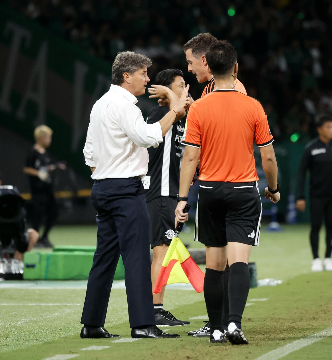 東京V対柏　前半、主審に抗議する柏リカルド・ロドリゲス監督（左）（撮影・山本朝陽）