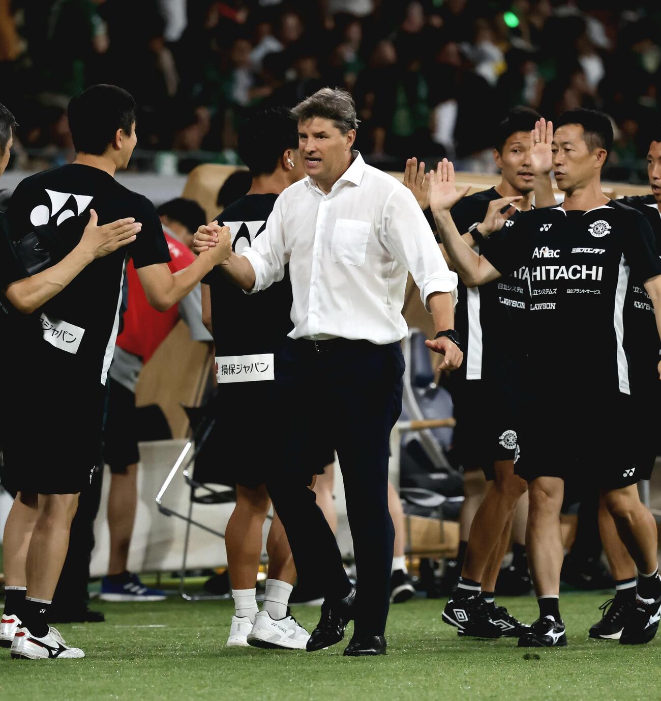 東京V対柏　東京Vを下し、スタッフとハイタッチをする柏リカルド・ロドリゲス監督（撮影・山本朝陽）