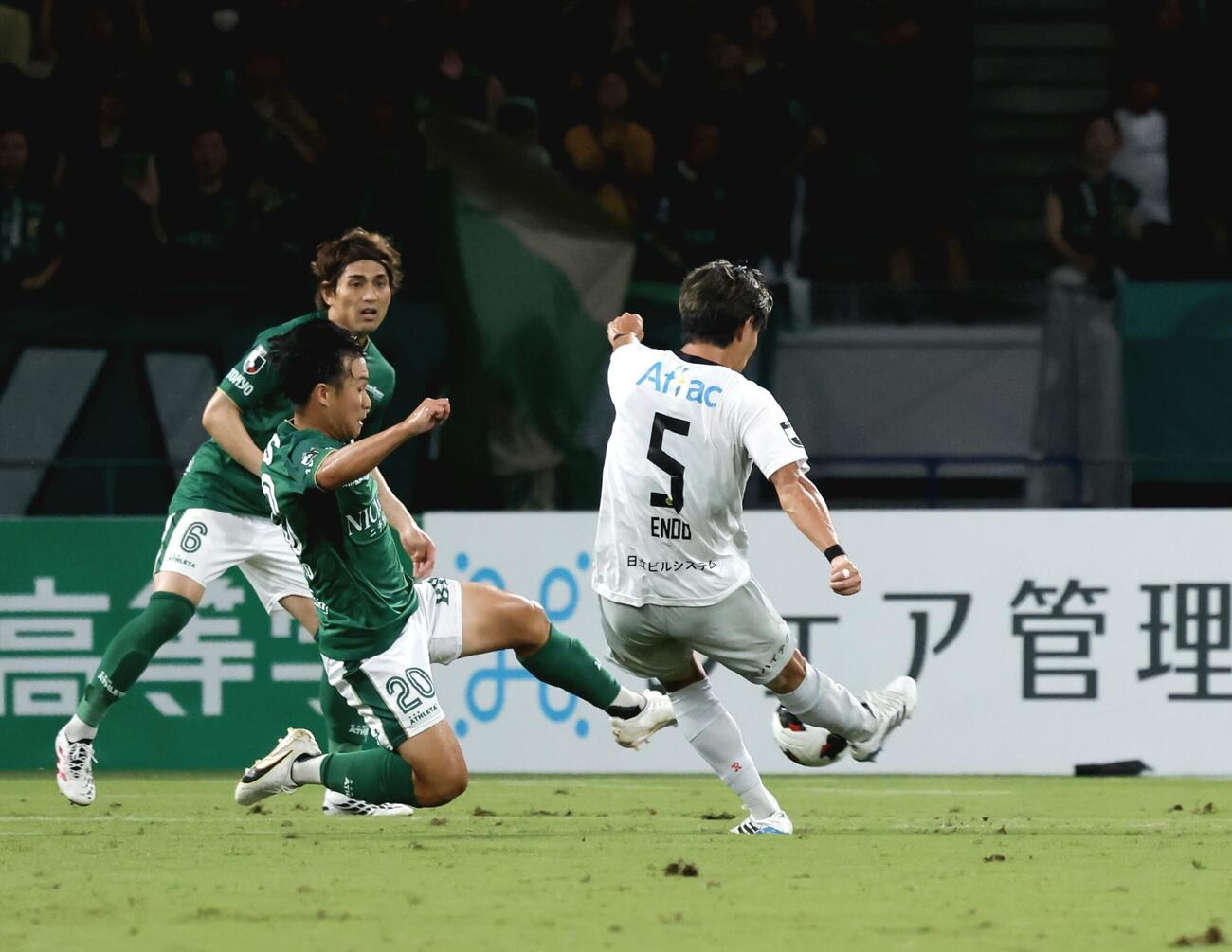 東京V対柏　前半、ゴールを決める柏遠藤渓太（右）（撮影・山本朝陽）