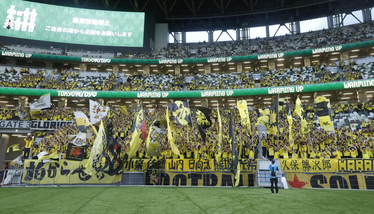 東京V対柏　試合前、声援を送る柏サポーター（撮影・山本朝陽）