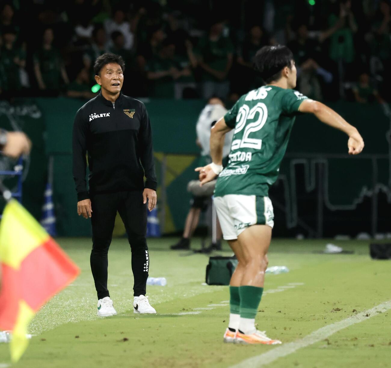 東京V対柏　前半、戦況を見守る東京V城福浩監督（左）（撮影・山本朝陽）