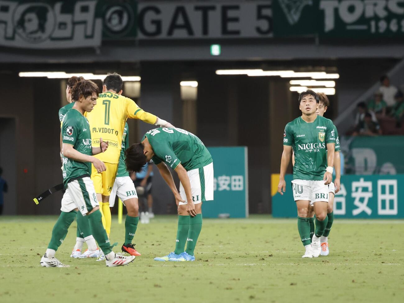 東京V対柏　柏に敗れ、肩を落とす東京Vイレブン（撮影・山本朝陽）