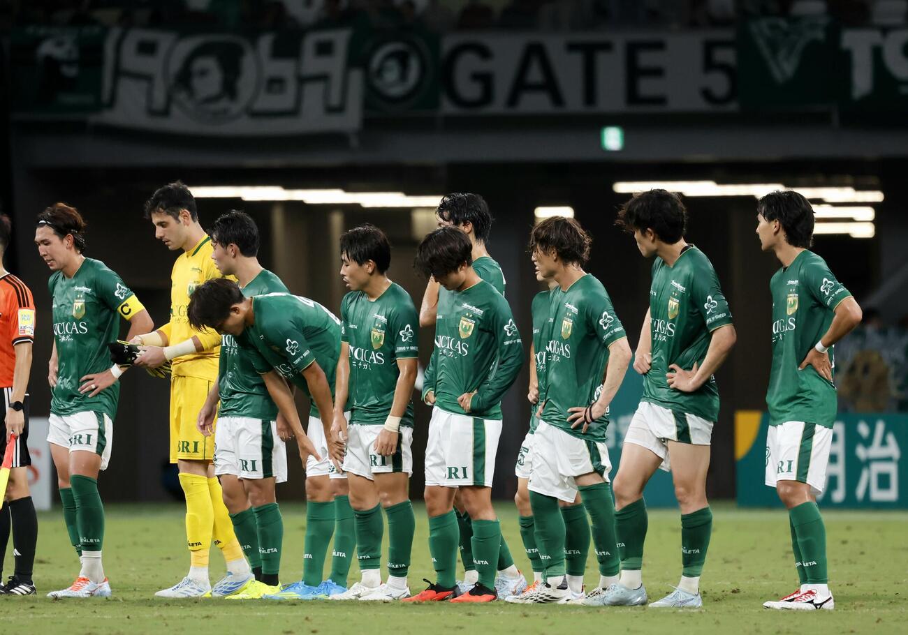 東京V対柏　柏に敗れた東京Vイレブン（撮影・山本朝陽）