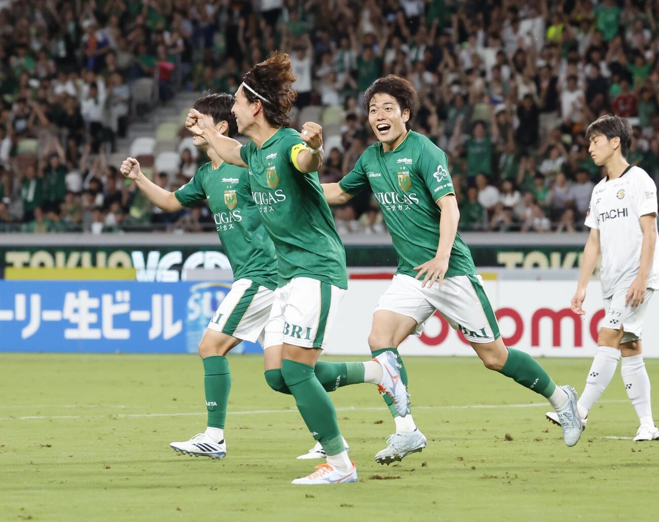 東京V対柏　前半、先制のゴールを決め、駆け出す東京V林尚輝（手前）（撮影・山本朝陽）
