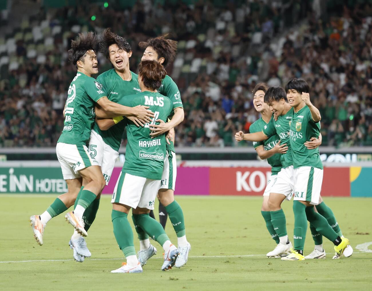 東京V対柏　前半、林尚輝の先制ゴールを喜ぶ東京Vイレブン（撮影・山本朝陽）