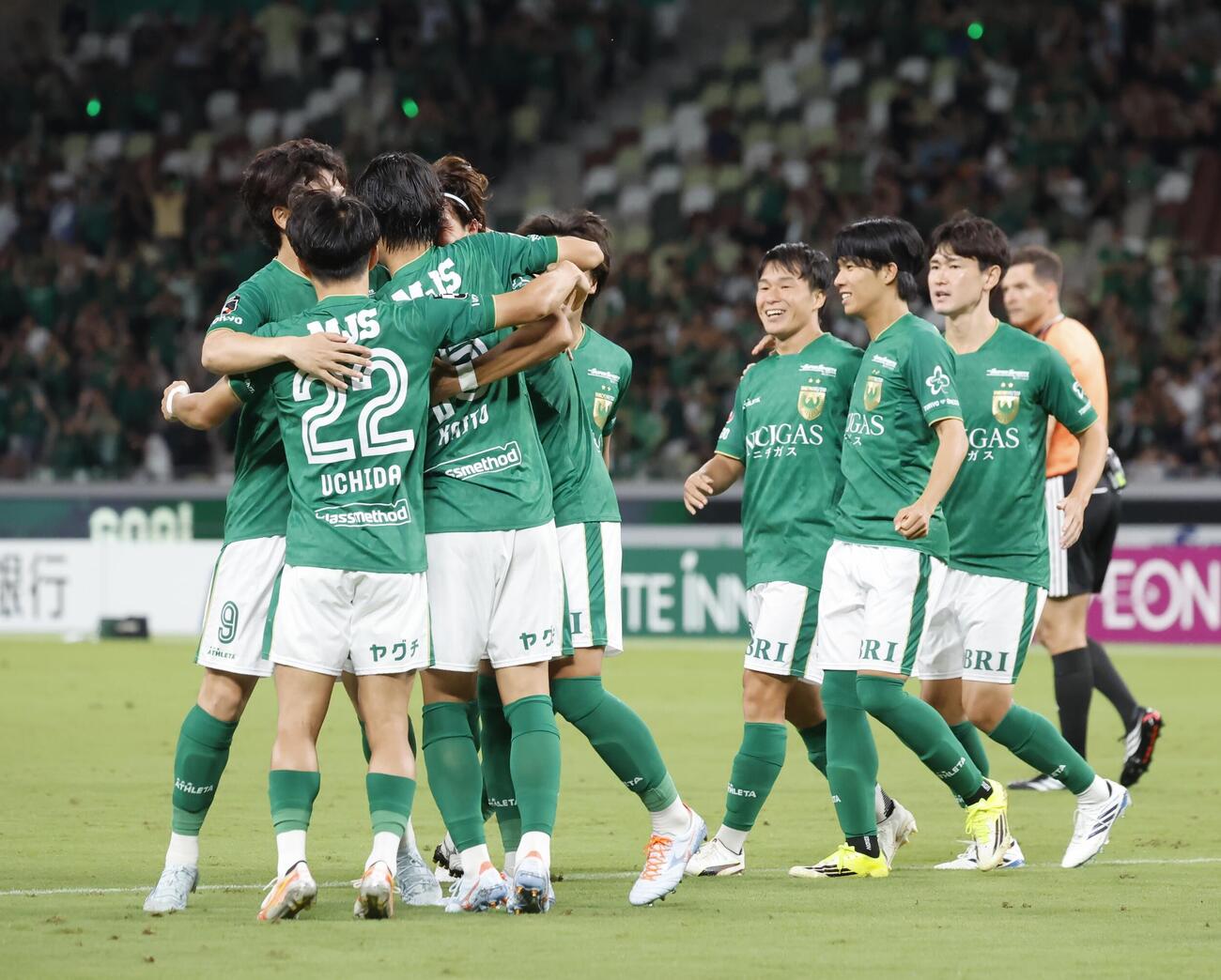 東京V対柏　前半、林尚輝の先制ゴールを喜ぶ東京Vイレブン（撮影・山本朝陽）