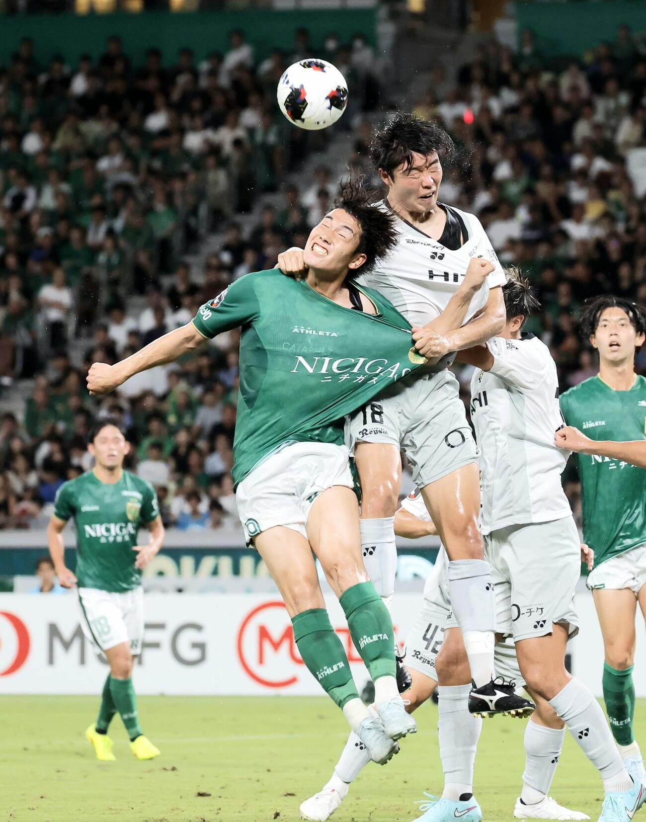 東京V対柏　前半、競り合う東京V染野唯月（左）と柏垣田裕暉（撮影・山本朝陽）