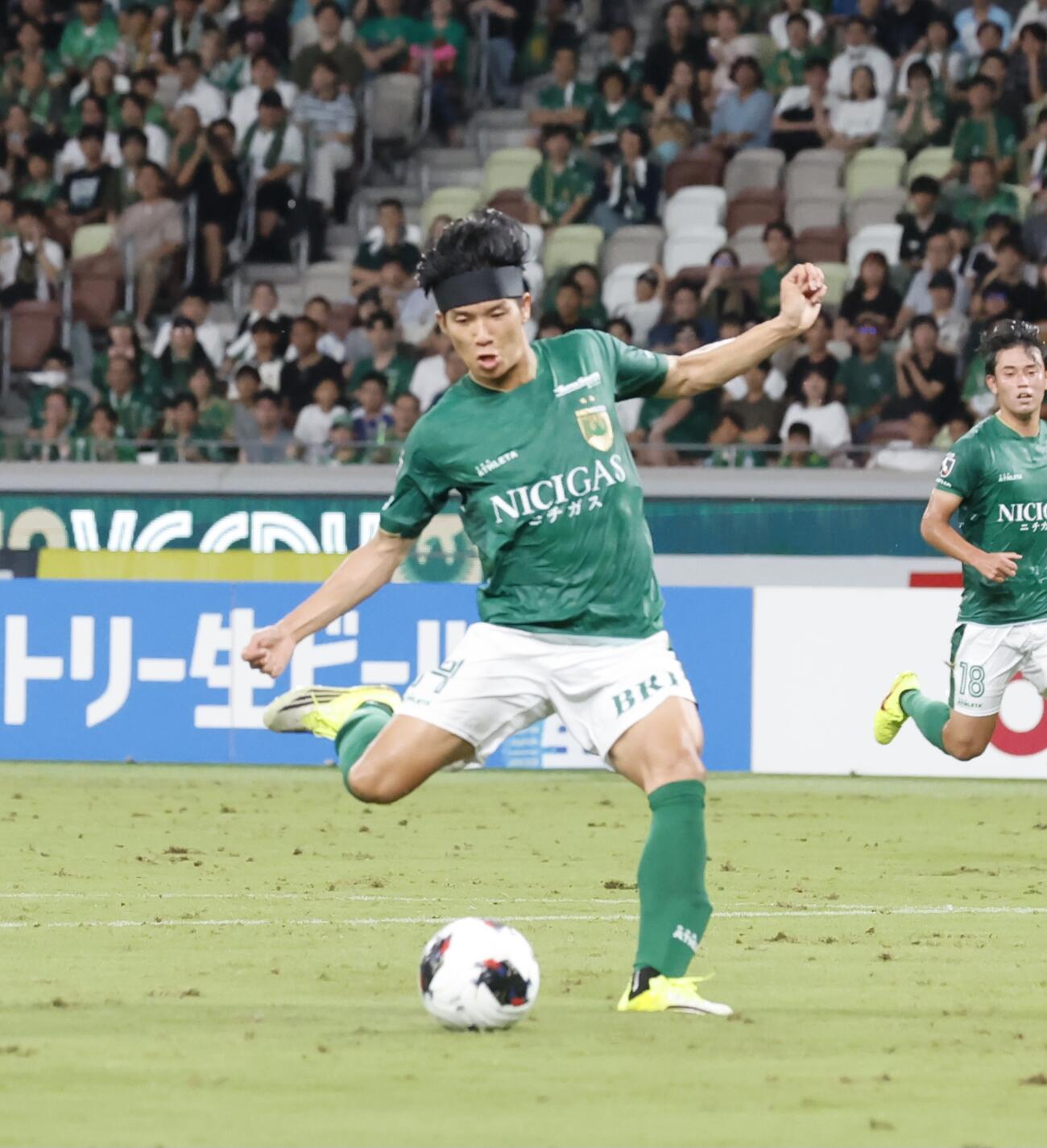 東京V対柏　前半、シュートを放つ東京V福田湧矢（撮影・山本朝陽）