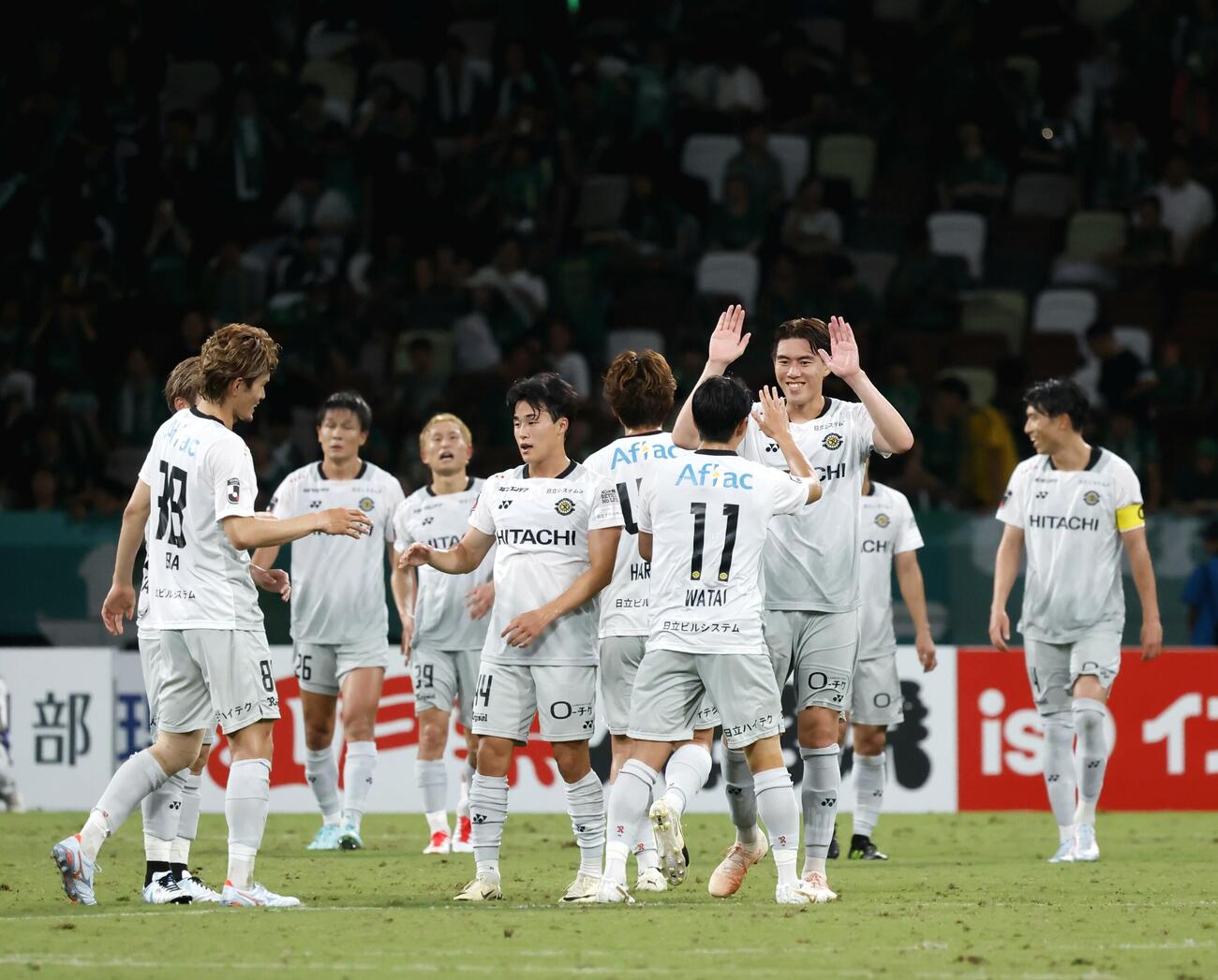 東京V対柏　東京Vを下し、ハイタッチをする柏イレブン（撮影・山本朝陽）