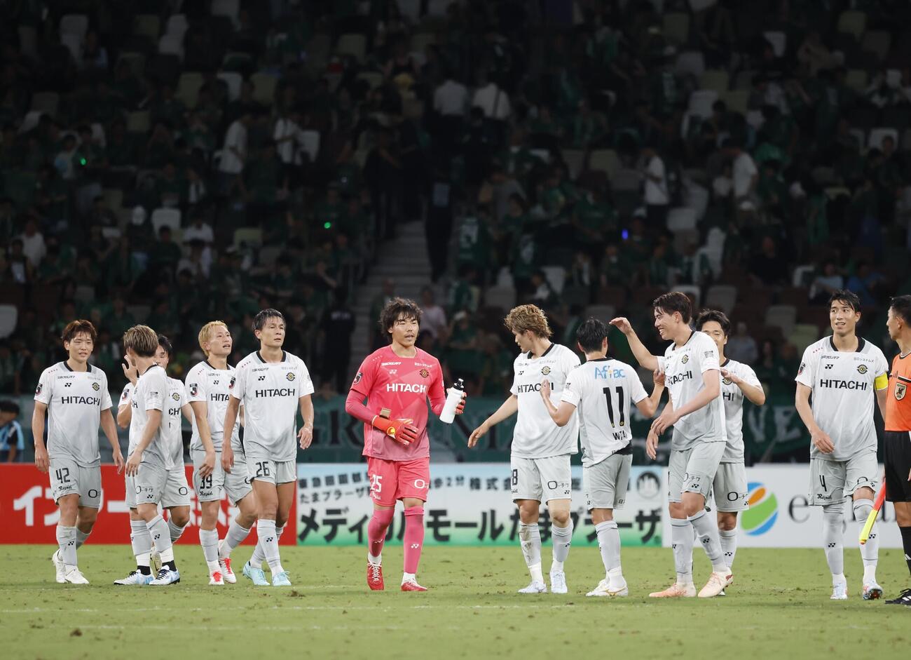 東京V対柏　東京Vを下し、喜ぶ柏イレブン（撮影・山本朝陽）