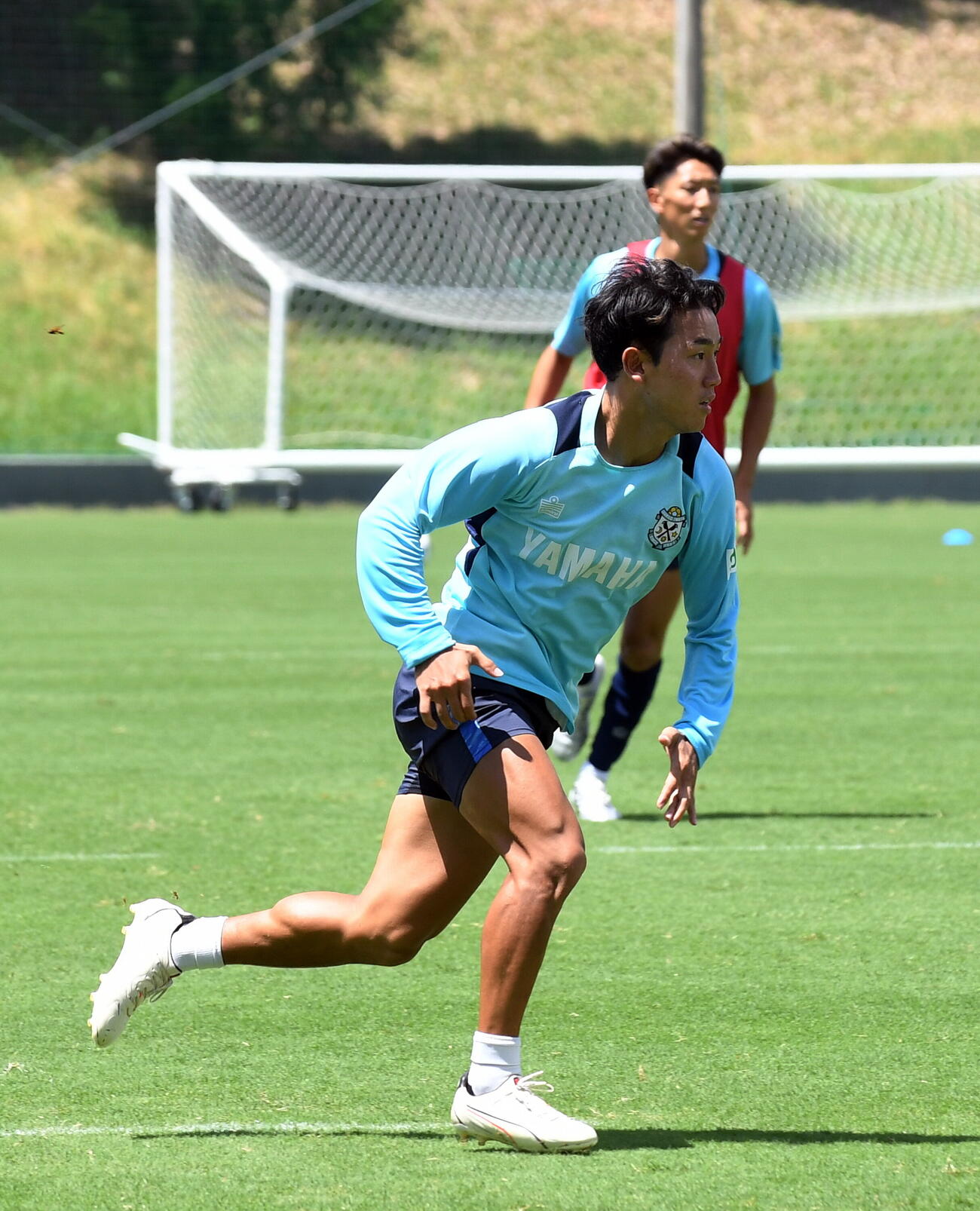 13日の公開練習で軽快な動きを見せる磐田角昂志郎