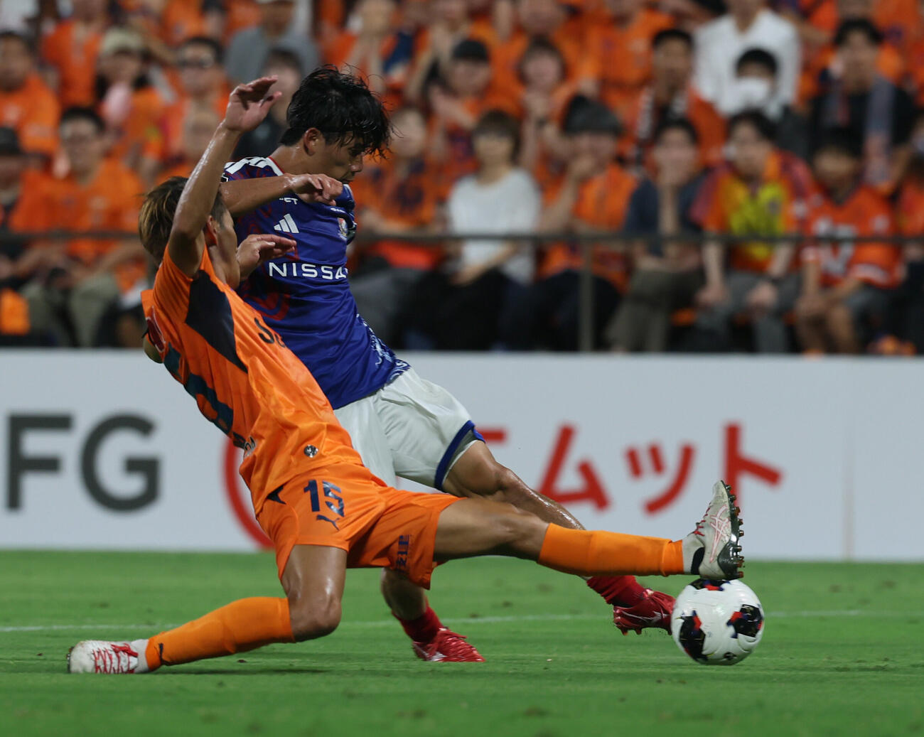 清水対横浜　後半、シュートを放つ横浜近藤友喜（右）（撮影・水谷安孝）