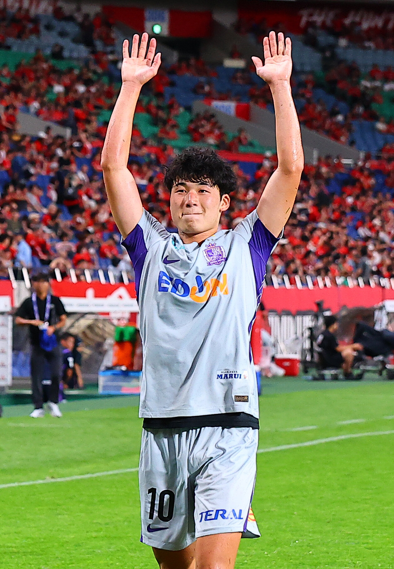浦和対広島　勝利しサポーターに感謝する広島鈴木章斗（撮影・野上伸悟）