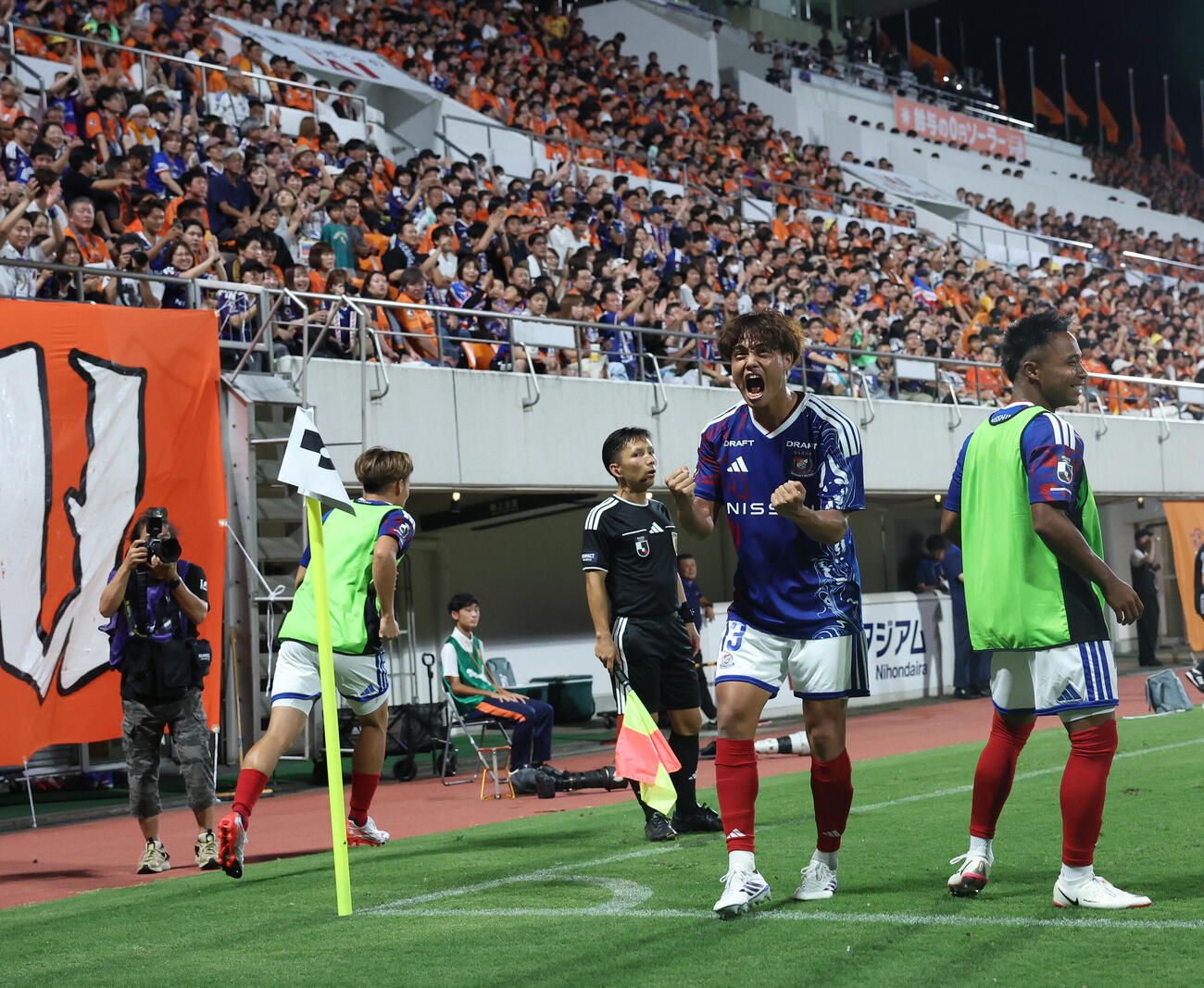 清水対横浜　後半、ゴールを決めほえる横浜井上太聖（撮影・水谷安孝）