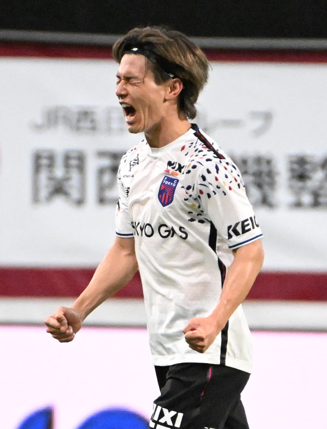 神戸対東京　後半、ゴールを決めガッツポーズをする東京長倉幹樹（撮影・石井愛子）