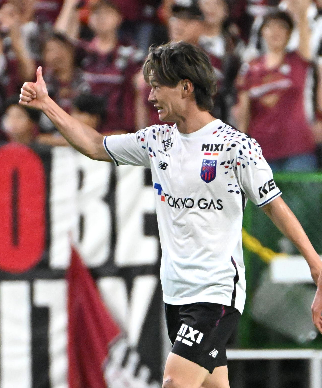 神戸対東京　前半、ゴールを決める東京長倉幹樹（撮影・石井愛子）