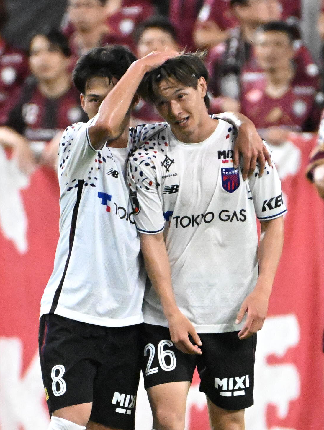 神戸対東京　前半、ゴールを決め東京高宇洋（左）に頭をなでられる長倉幹樹（撮影・石井愛子）