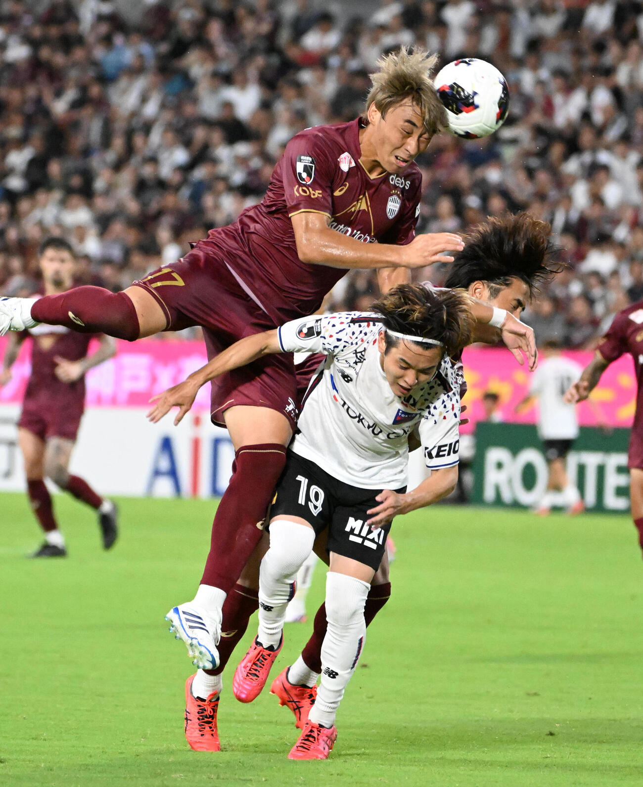神戸対東京　後半、ゴールを狙う神戸髙橋壱晟（中央）（撮影・石井愛子）