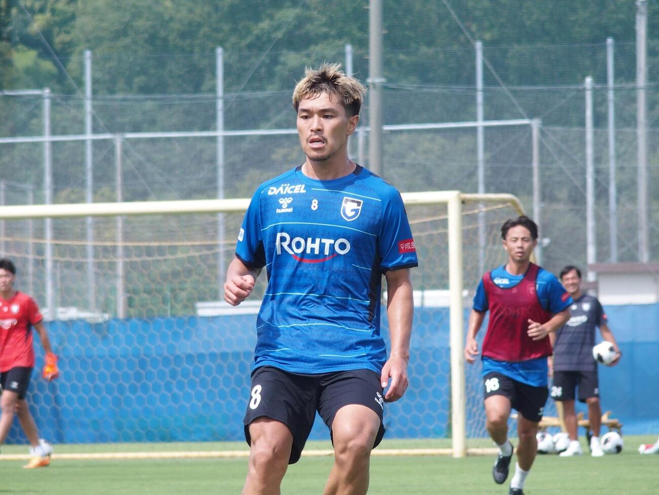 練習でボールを追うG大阪MF食野亮太郎