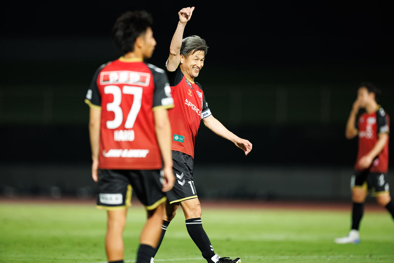 PKからゴールを決めて喜ぶ福島FWカズ（C）Fukushima United FC