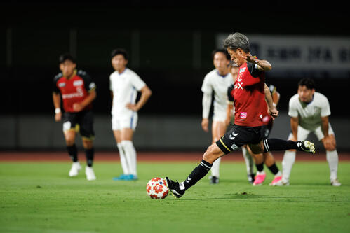 PKからゴールを決める福島FWカズ(C)Fukushima United FC