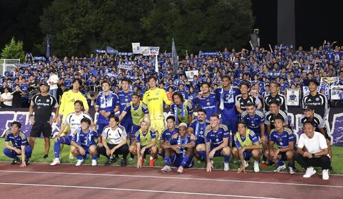 いわてグルージャ盛岡に勝利し、サポーターと写真に納まる町田の選手たち(共同)