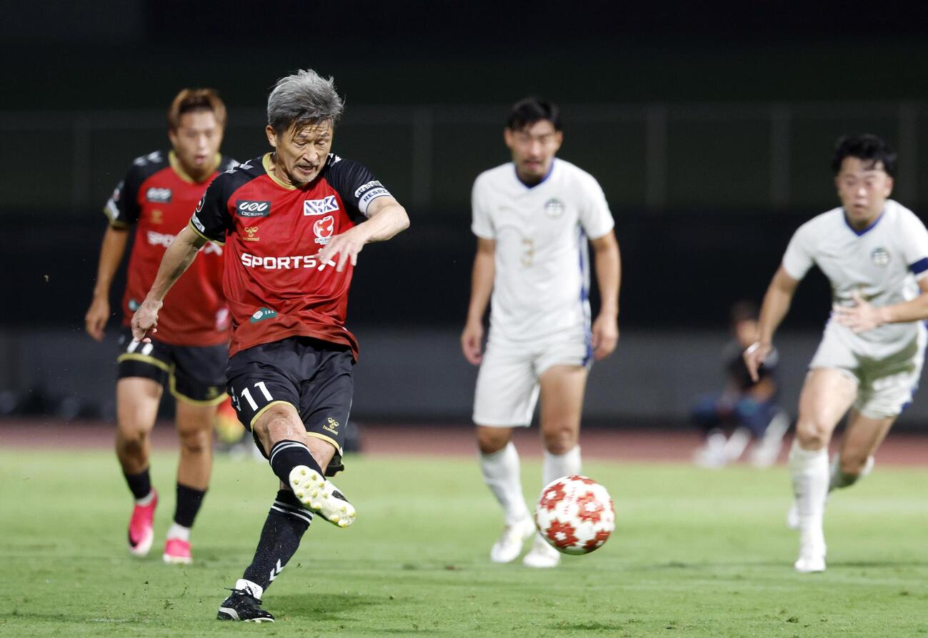 サッカー天皇杯1回戦の大山クラブ戦の後半、自身2点目となるPKを決める福島・三浦知良＝19日、とうほう・みんなのスタジアム