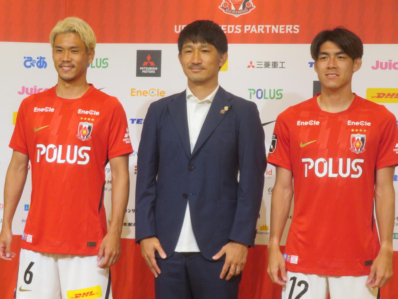 入団会見に臨んだ、左から浦和レッズDF山根視来、堀之内聖SD、MF瀬古樹