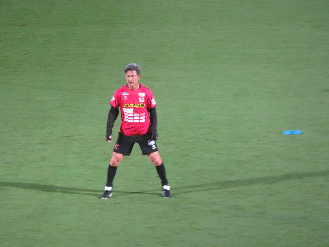 天皇杯1回戦の大山サッカークラブ戦の試合前、ウォーミングアップを行う福島FWカズ