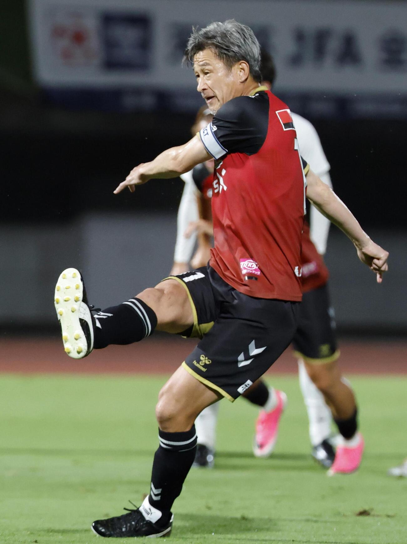 サッカー天皇杯1回戦の大山クラブ戦の前半、先制PKを決める福島三浦知良（共同）