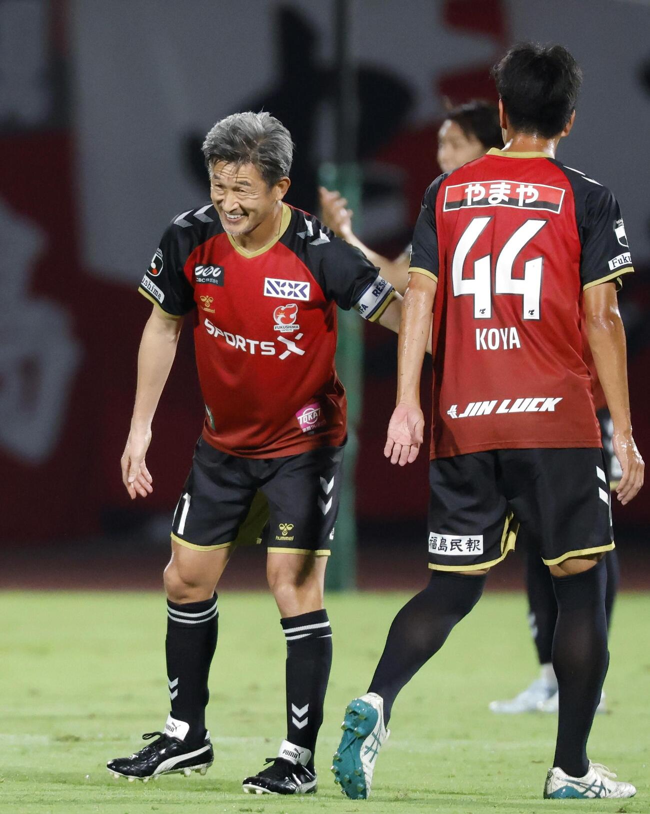 サッカー天皇杯1回戦の大山クラブ戦の前半、先制PKを決め笑顔を見せる福島三浦知良（左）（共同）