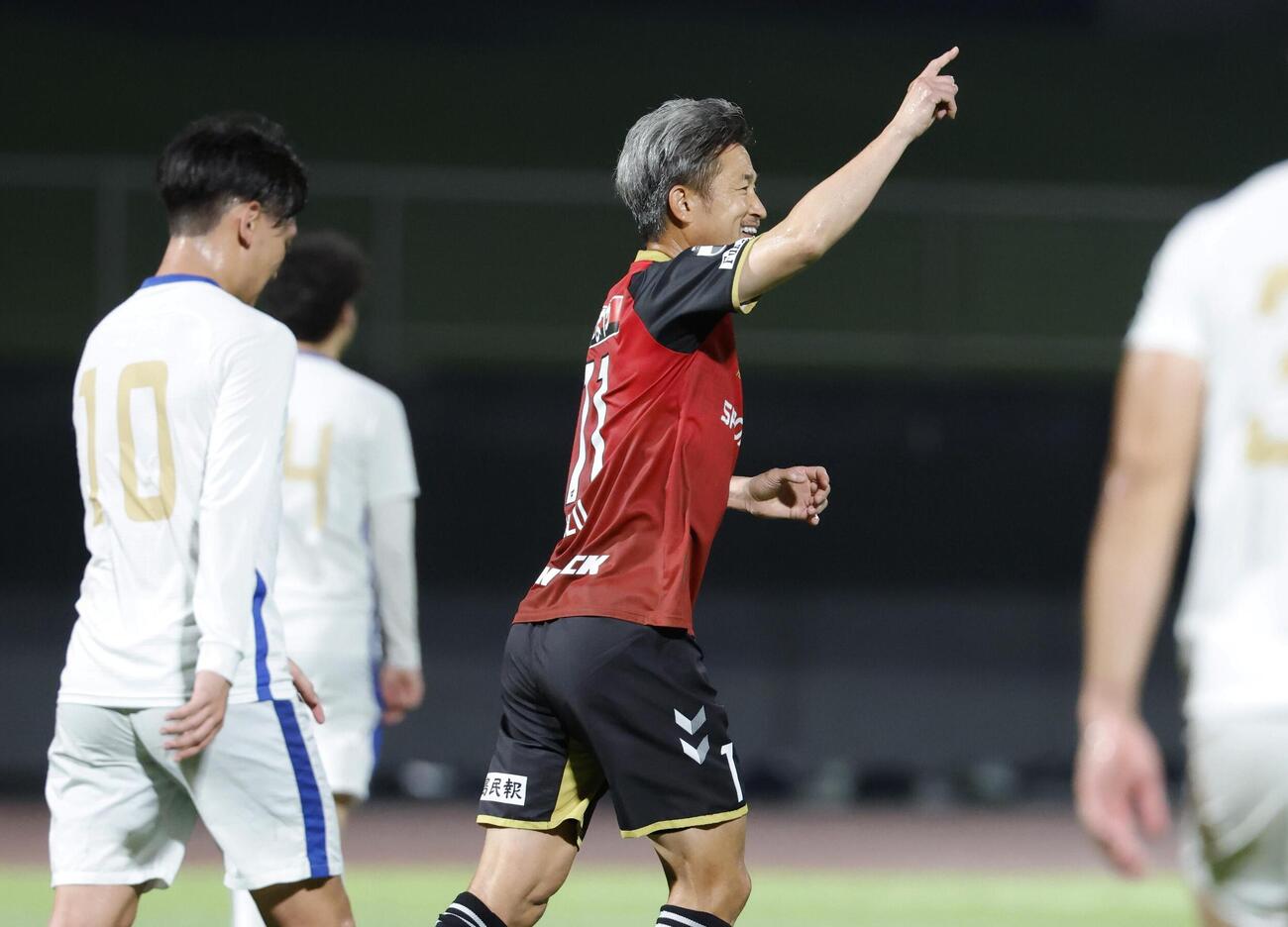 サッカー天皇杯1回戦の大山クラブ戦の前半、先制PKを決め喜ぶ福島三浦知良（右）（共同）