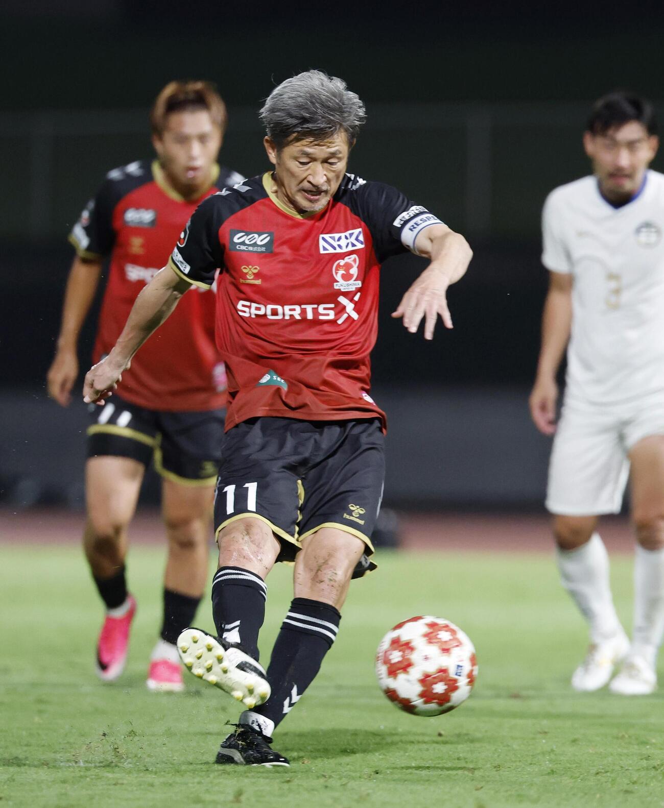 サッカー天皇杯1回戦の大山クラブ戦の後半、自身2点目となるPKを決める福島三浦知良（共同）