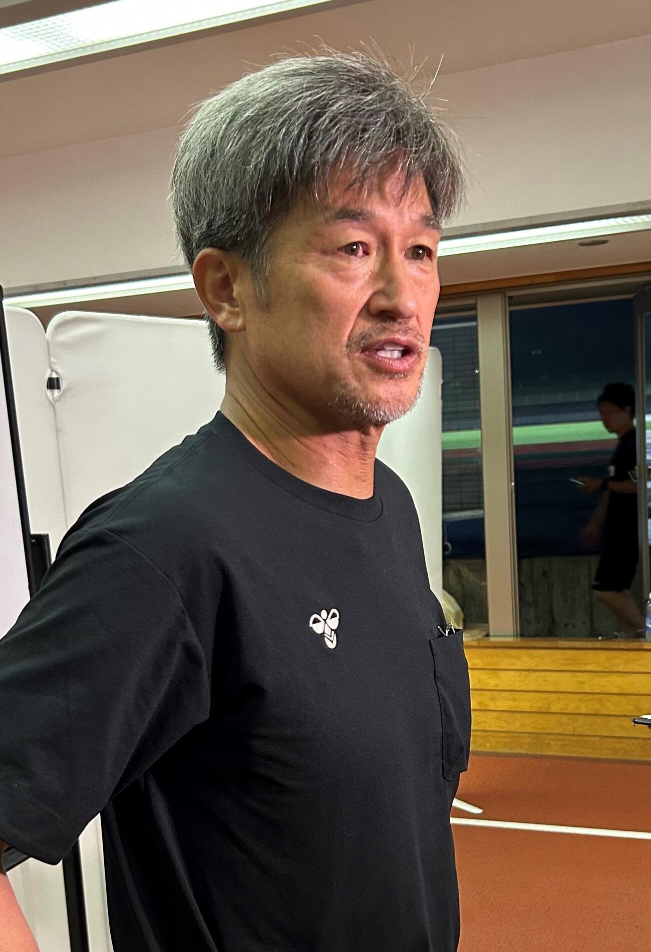 PKで2得点した試合後、すっきりした表情で取材に応じる福島カズ