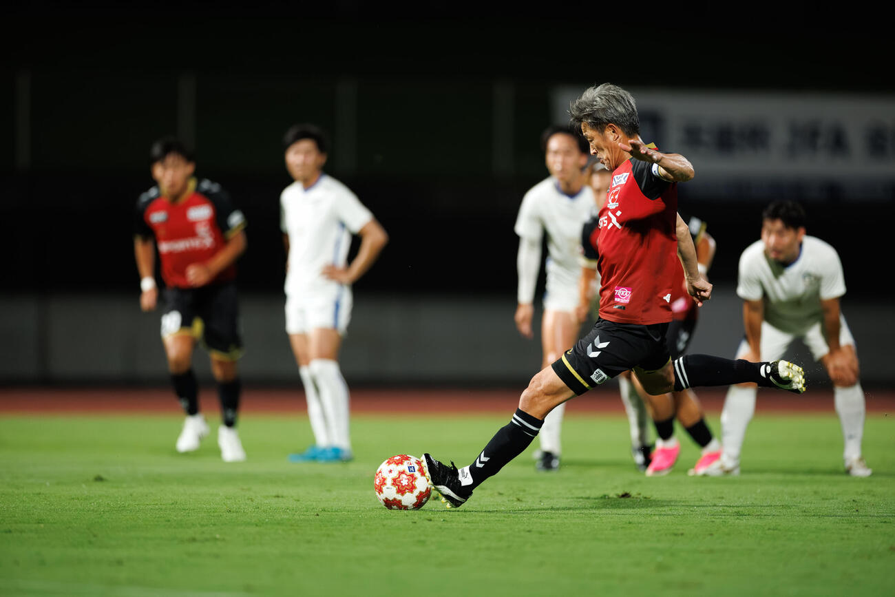 サッカー天皇杯1回戦の大山クラブ戦の前半、先制PKを決める福島三浦知良（共同）
