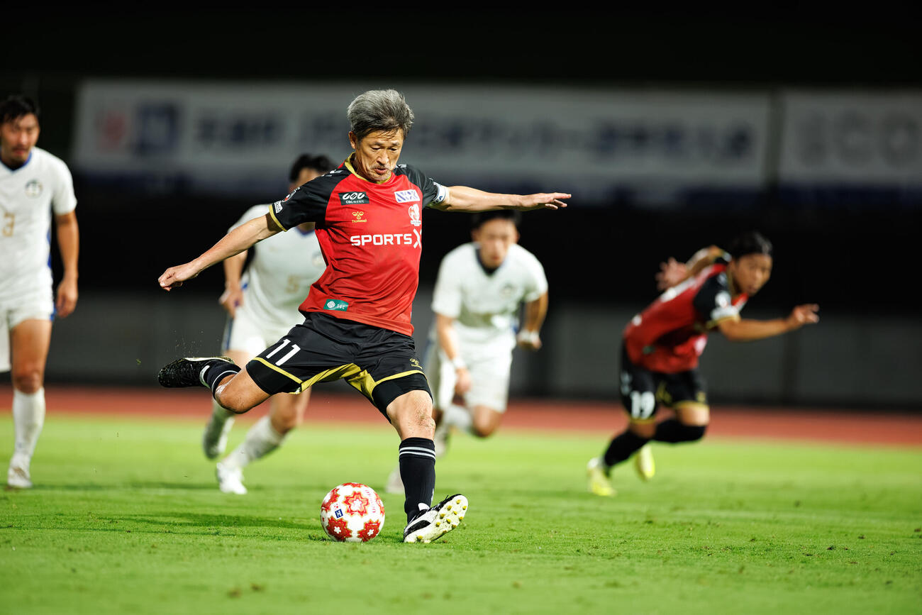PKからゴールを決める福島FWカズ（C）Fukushima United FC