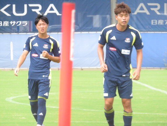 神戸戦に向けてトレーニングに励むDF諏訪間幸成（右）と三井寺眞
