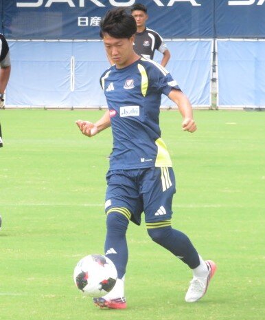 神戸戦を翌日に控えトレーニングに励む横浜MF三井寺眞
