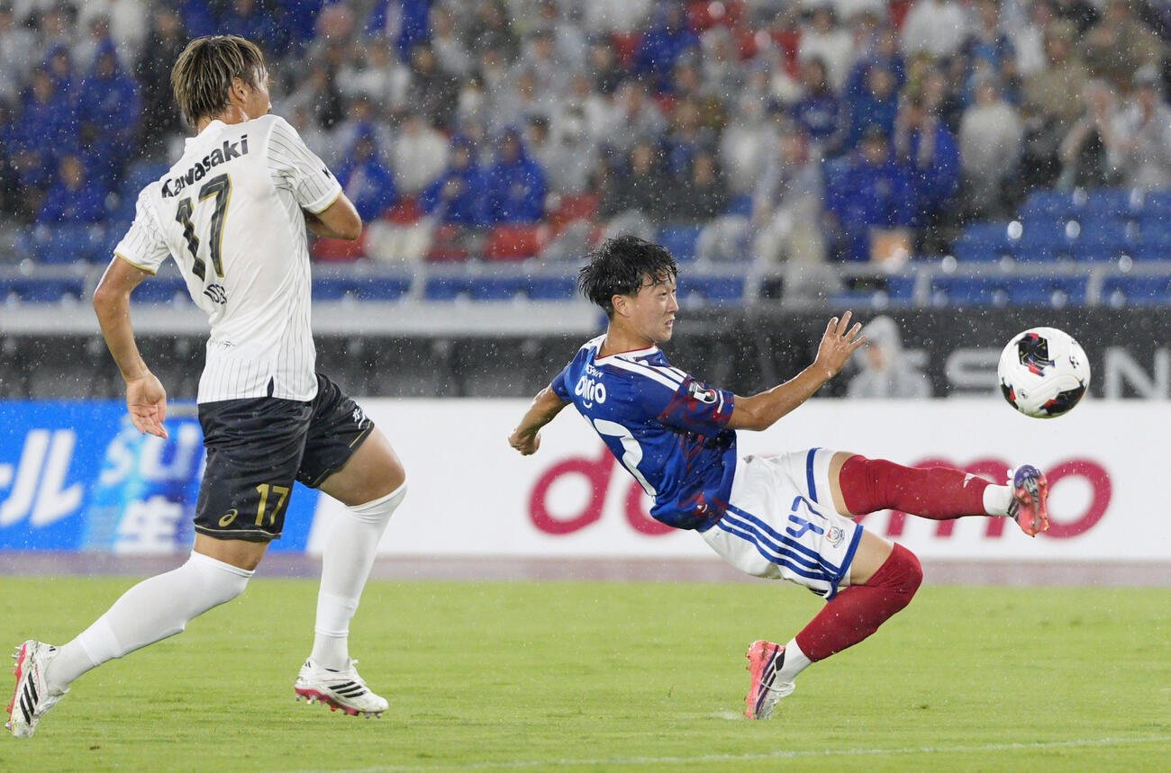 横浜対神戸　前半、先制ゴールを決める横浜三井寺（右）（共同）
