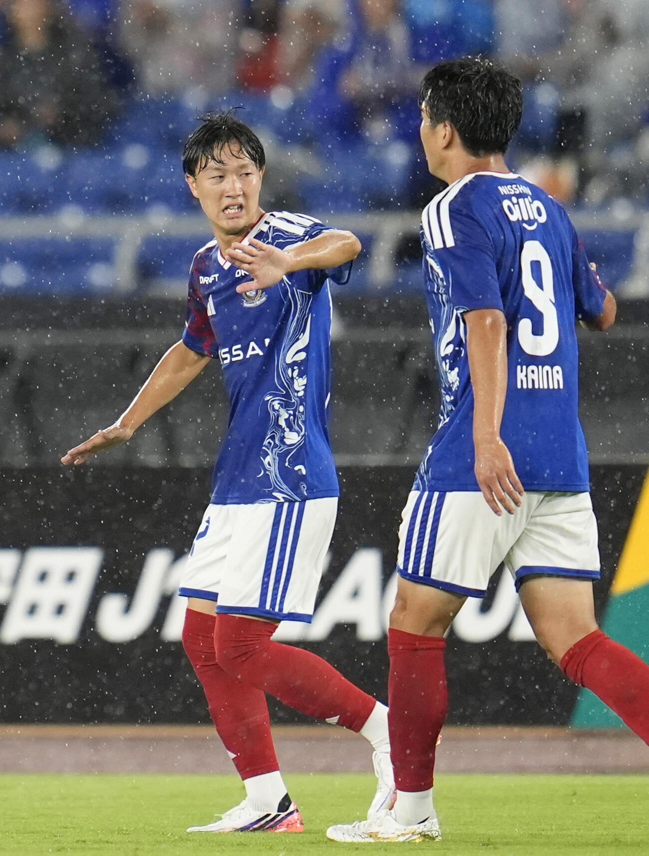 横浜M－神戸　前半、先制ゴールを決め谷村とタッチを交わす横浜・三井寺（共同）