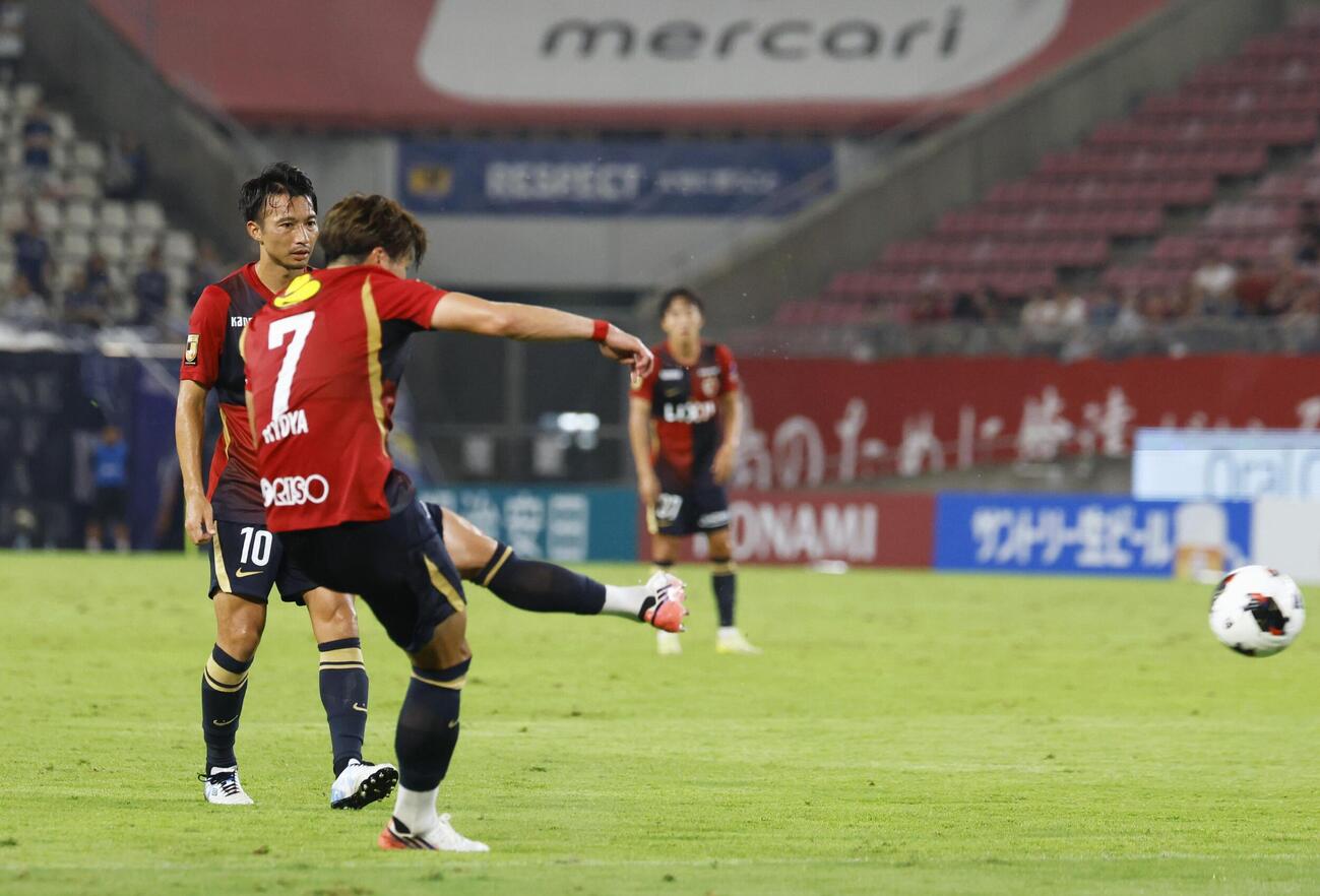 鹿島－福岡　前半、FKを放つ鹿島・小川（7）。福岡のオウンゴールを誘い鹿島が先制＝メルスタ（共同）