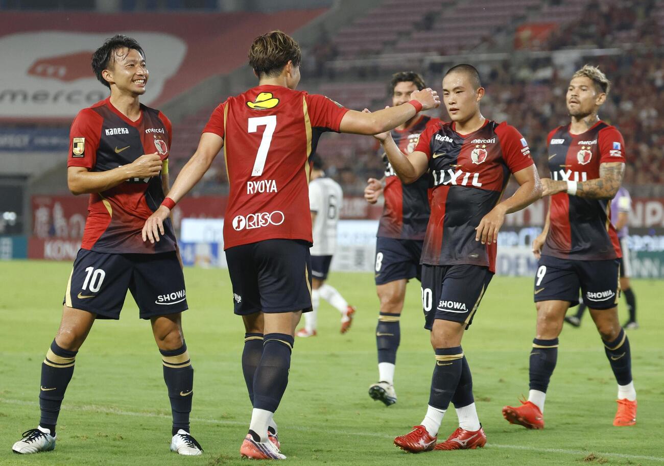 鹿島－福岡　前半、福岡のオウンゴールで先制し喜ぶ柴崎（左端）ら鹿島イレブン＝メルスタ（共同）
