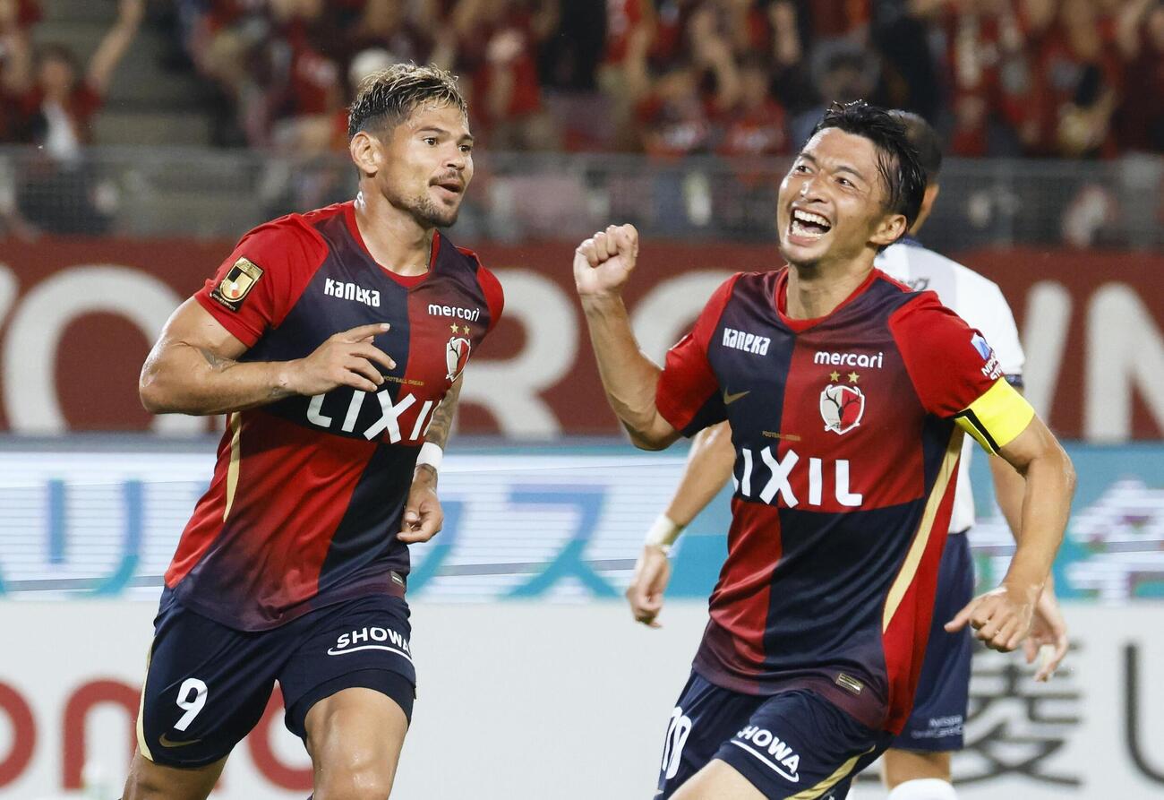 鹿島－福岡　後半、チーム2点目のゴールを決め、駆け出す鹿島・レオセアラ。右は柴崎＝メルスタ（共同）