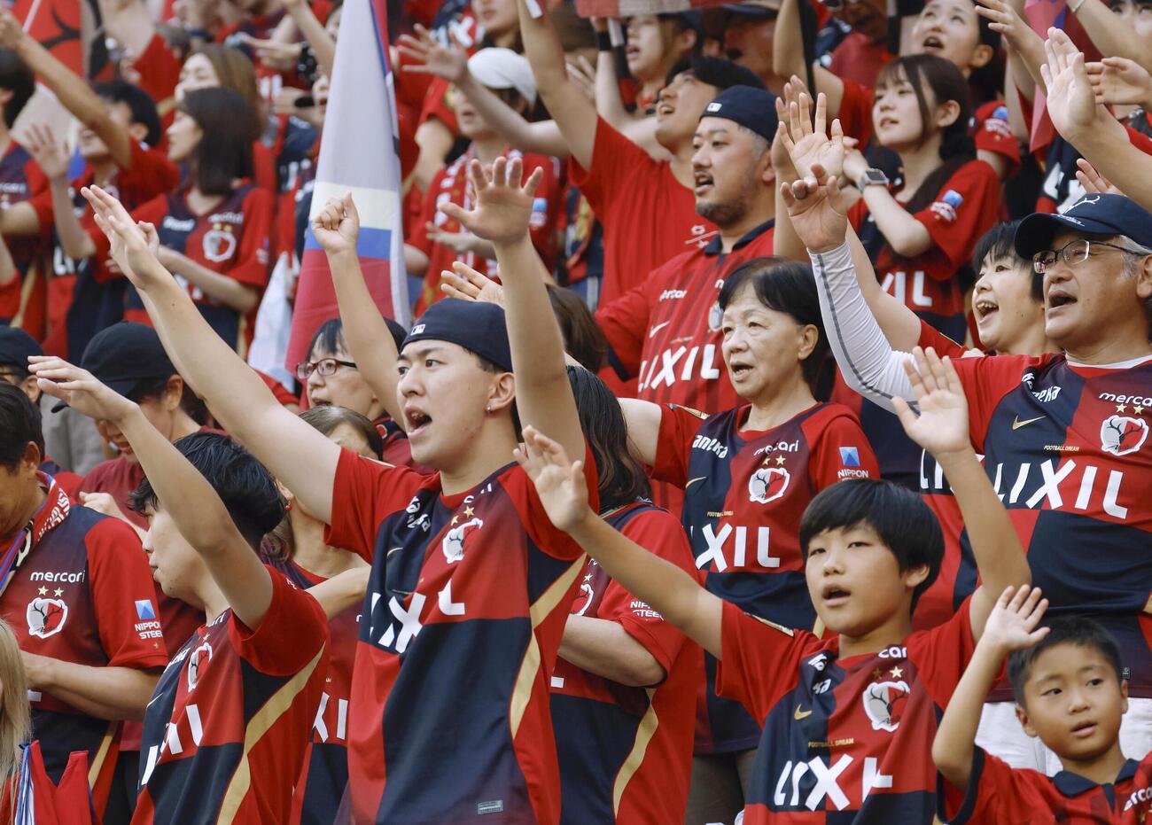 福岡戦で盛り上がる鹿島サポーター＝メルスタ（共同）