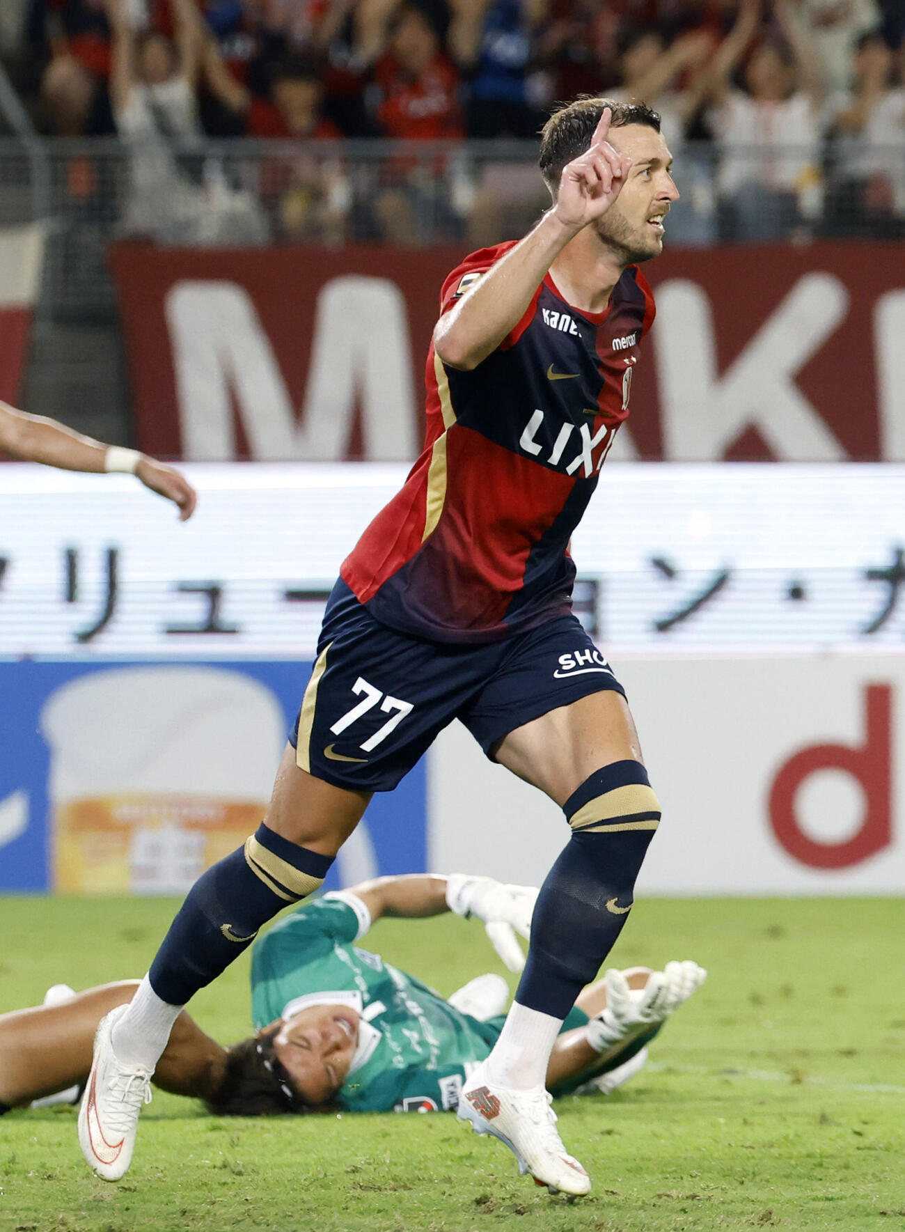 鹿島－福岡　後半、チーム3点目のゴールを決め、駆け出す鹿島・チャブリッチ＝メルスタ（共同）