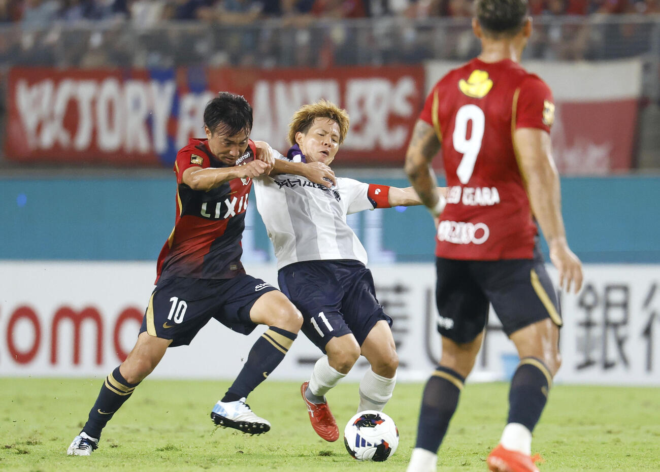 鹿島－福岡　前半、競り合う鹿島・柴崎（左）と福岡・見木＝メルスタ（共同）