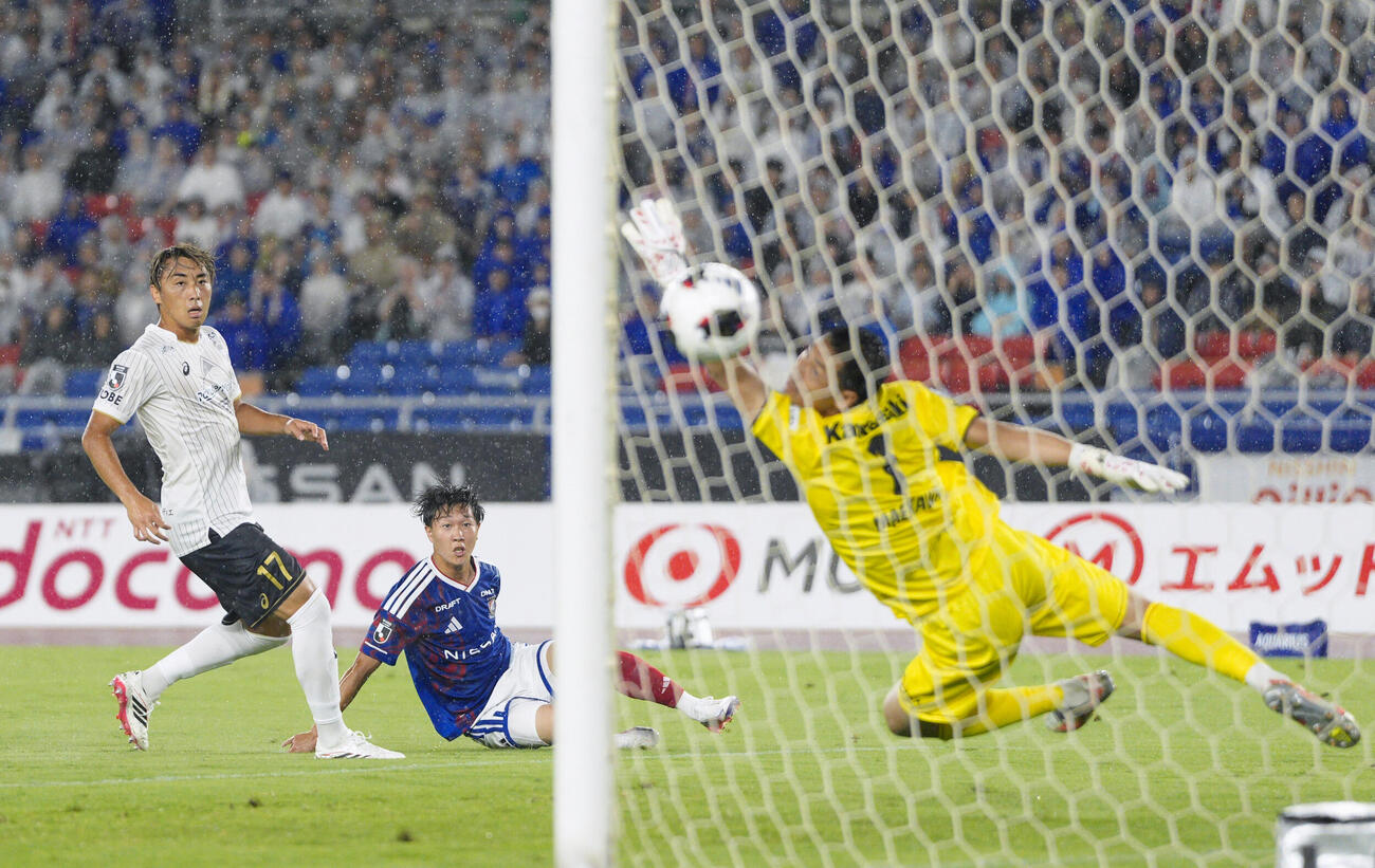 横浜対神戸　前半、先制ゴールを決める横浜三井寺（中央）。GK前川（共同）