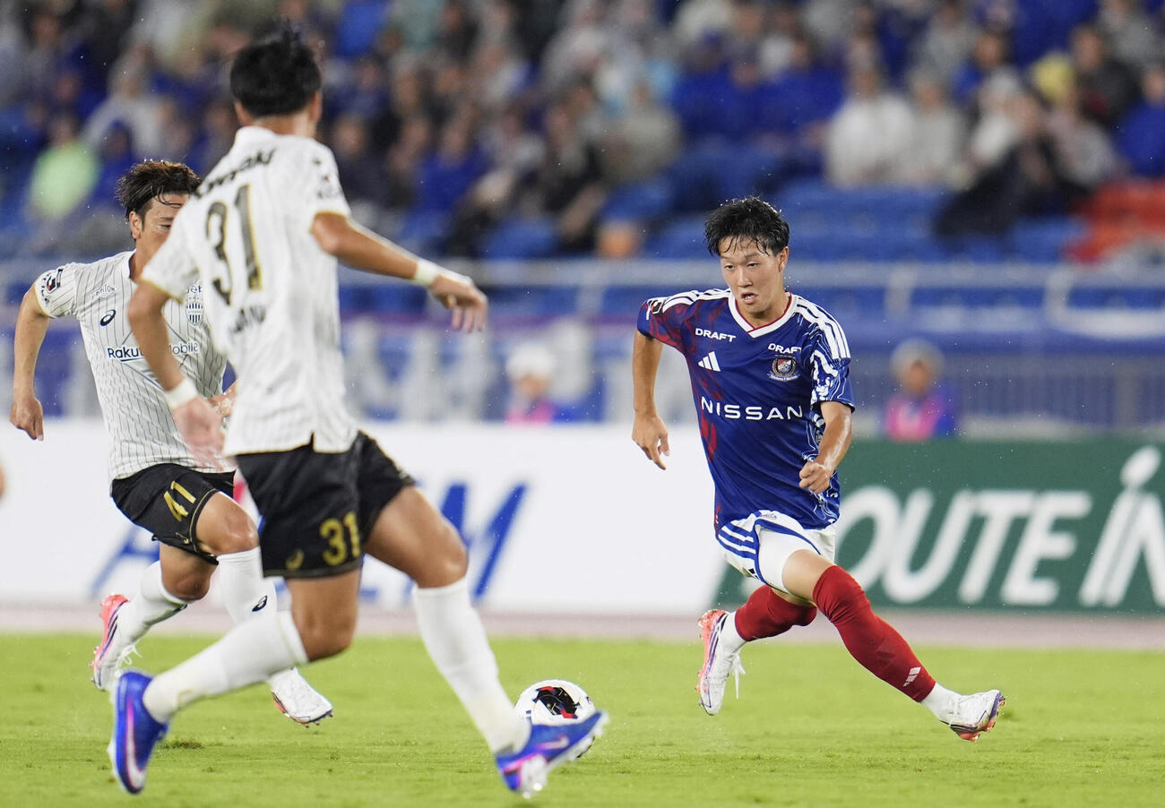 横浜M－神戸　前半、ドリブルで攻め込む横浜・三井寺（右）（共同）