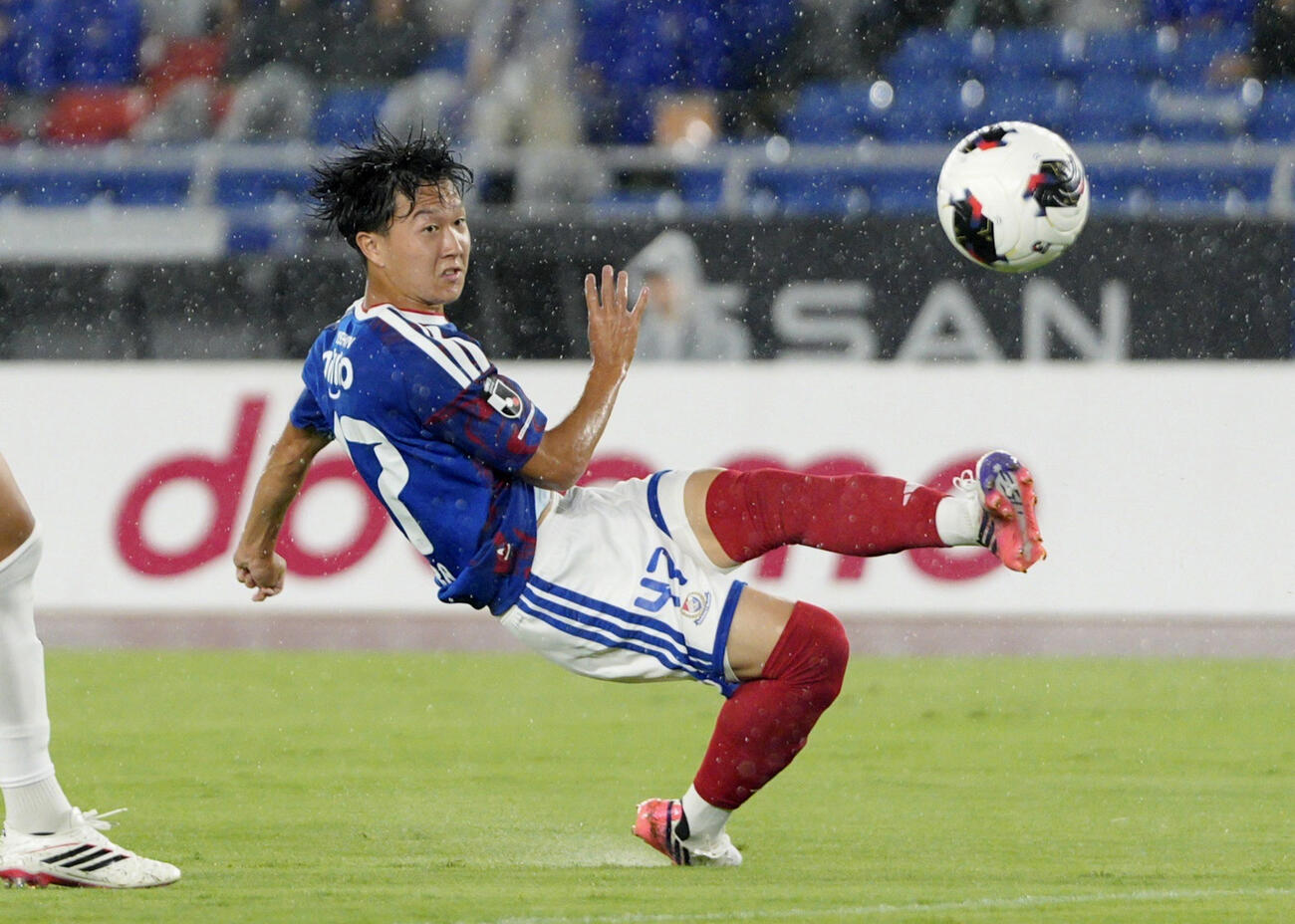 横浜M－神戸　前半、先制ゴールを決める横浜M・三井寺＝日産スタジアム
