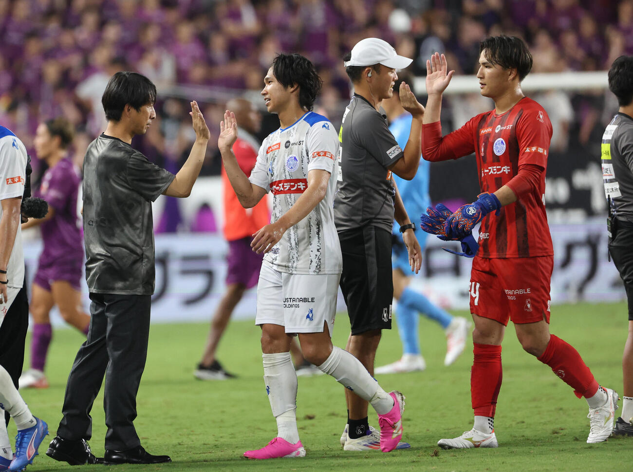 京都対水戸　初勝利を挙げ水戸樹森大介監督（左）はイレブンを迎える（撮影・西尾就之）